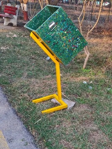 designer-dustbin-made-from-waste-plastic