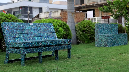 outdoor-bench-made-from-waste-plastic
